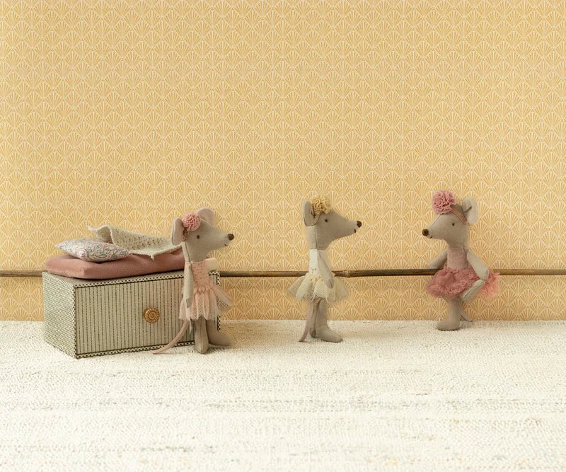 Maileg | Dance Mouse in Daybed, Little Sister - Rose, , Maileg - All The Little Bows