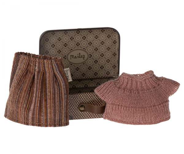 Maileg - Knitted Blouse & Skirt in Suitcase, Grandma Mouse